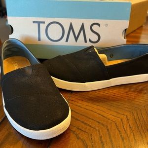 New in box Toms loafers